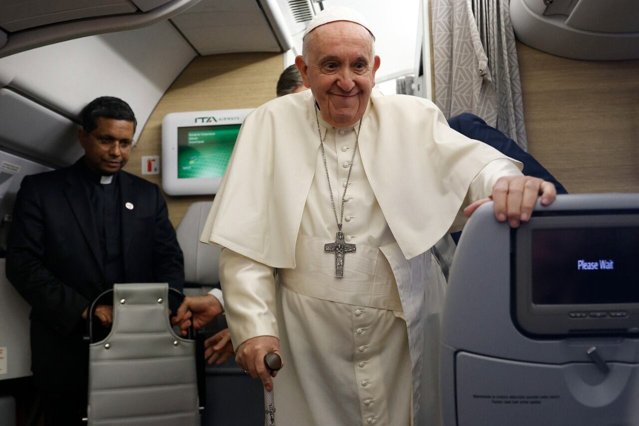 El Papa en vuelo de regreso al Vaticano desde Canadá.