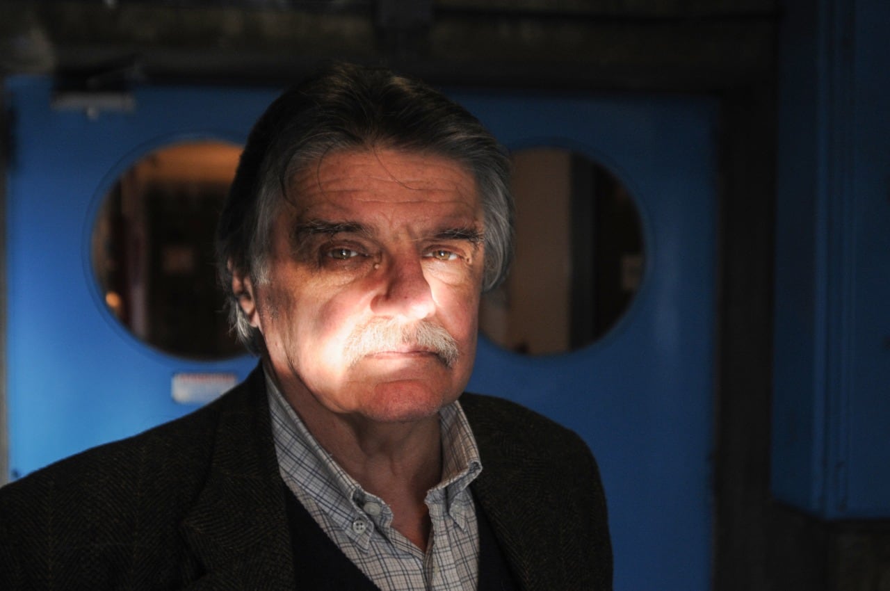 González dictó cursos de posgrado y realizó programas de TV para la UNGS.