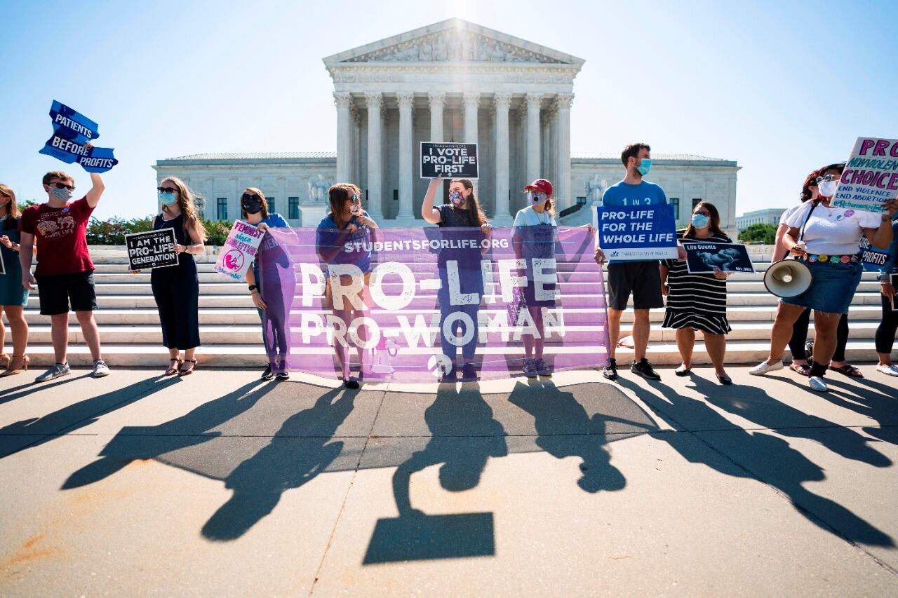 Manifestantes antiderechos protestan contra el fallo de la Corte Suprema.