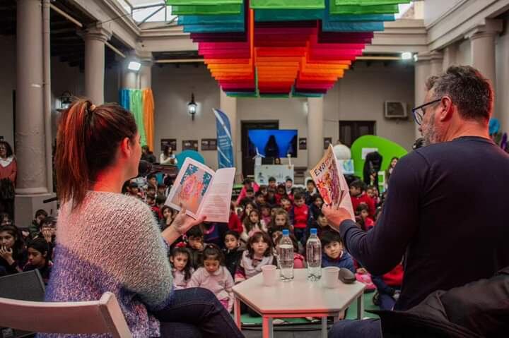 Presentación de Eva Eva vestida de Azul de Pía Cabral e Indangel Betancourt.