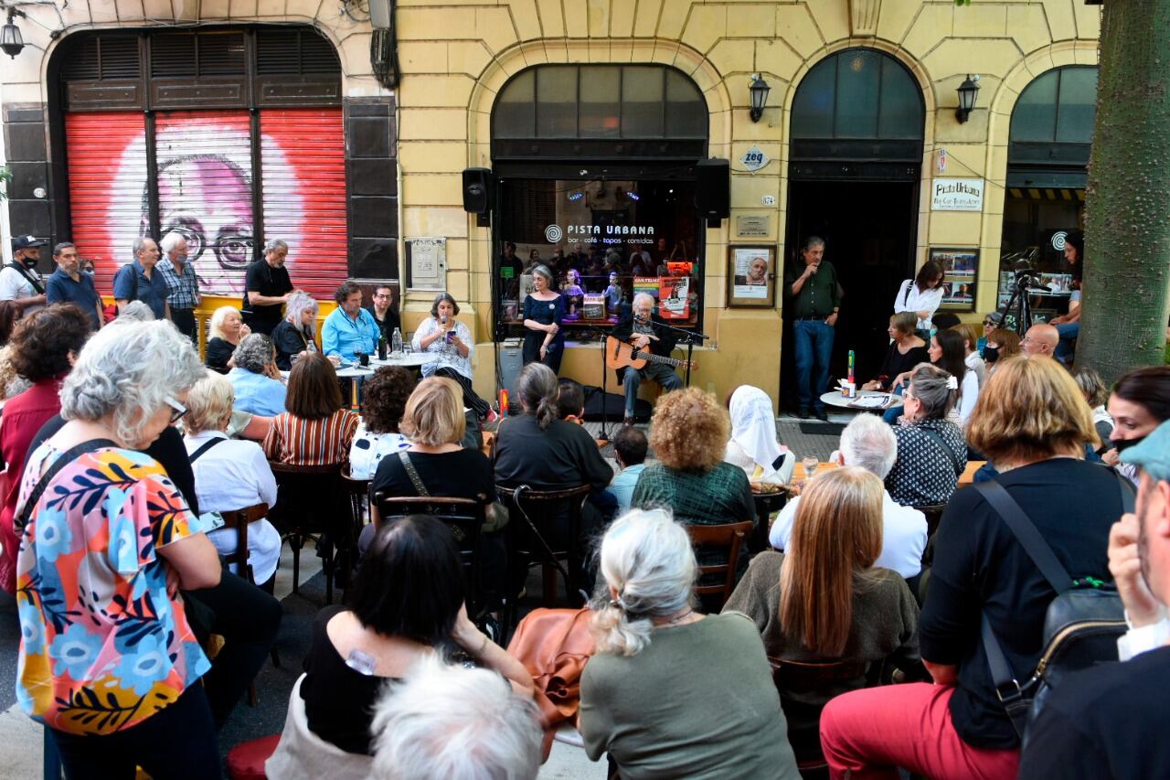 Más de cien personas se reunieron en estado de "asamblea permanente".