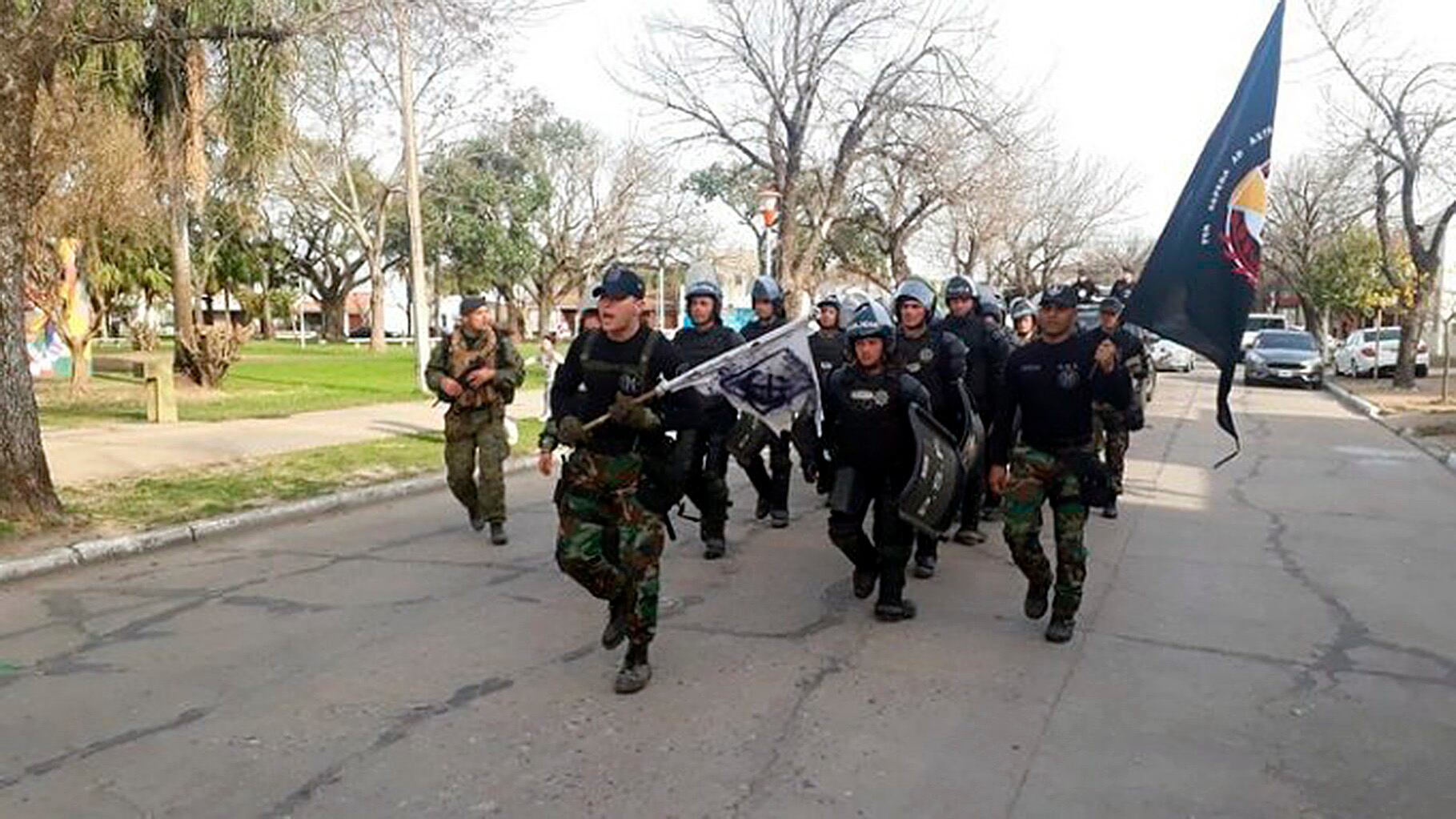 El "escuadrón de guerra", como llamó al desfile de la Infantería al grito de "matar o morir".