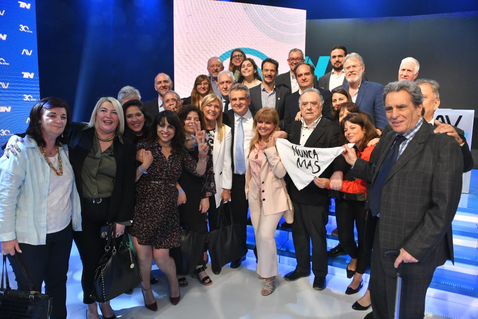 Los representantes de Unión por la Patria con el pañuelo blanco y la frase inscripta "Nuna Más".