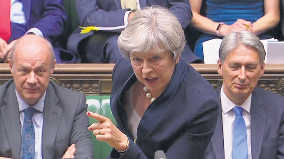 La primera ministra Theresa May obtuvo una victoria pírrica en el Parlamento británico.