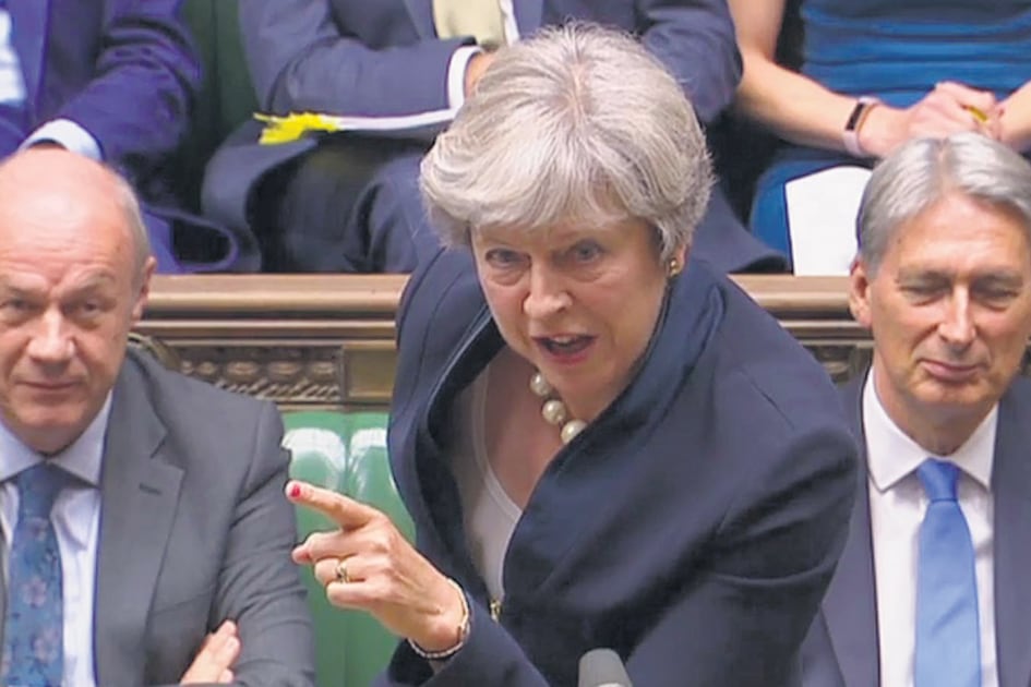 La primera ministra Theresa May obtuvo una victoria pírrica en el Parlamento británico.