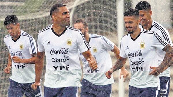 Meza, Mercado, Higuaín, Lanzini y Rojo trotan en una jornada lluviosa.