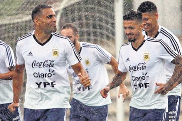 Meza, Mercado, Higuaín, Lanzini y Rojo trotan en una jornada lluviosa.