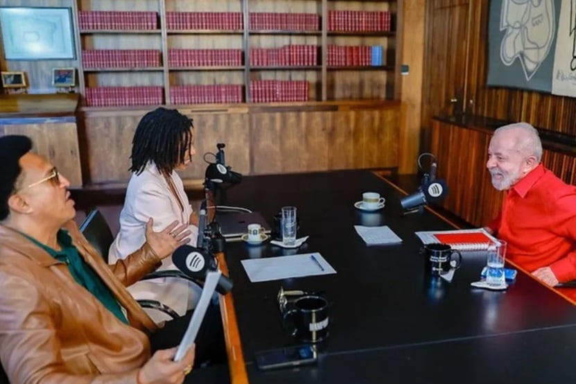El presidente Lula, el rapero Mano Brown y Semayat Oliveira durante la entrevista, en Brasilia. Imagen: Ricardo Stuckert