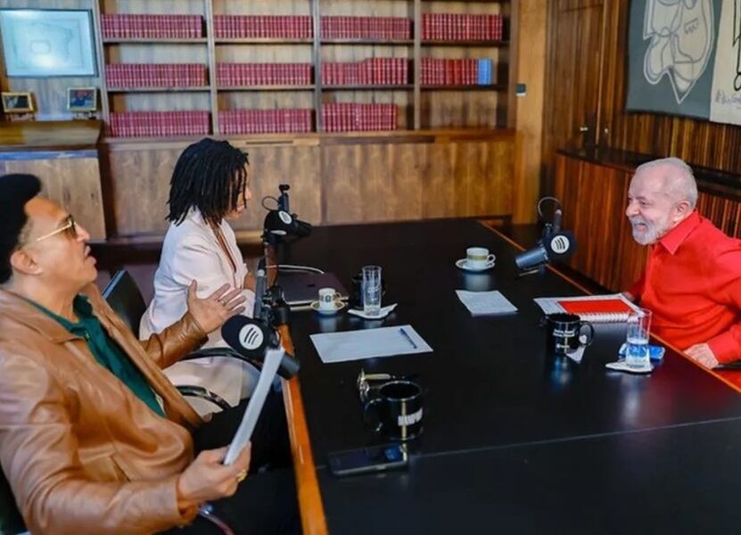 El presidente Lula, el rapero Mano Brown y Semayat Oliveira durante la entrevista, en Brasilia. Imagen: Ricardo Stuckert