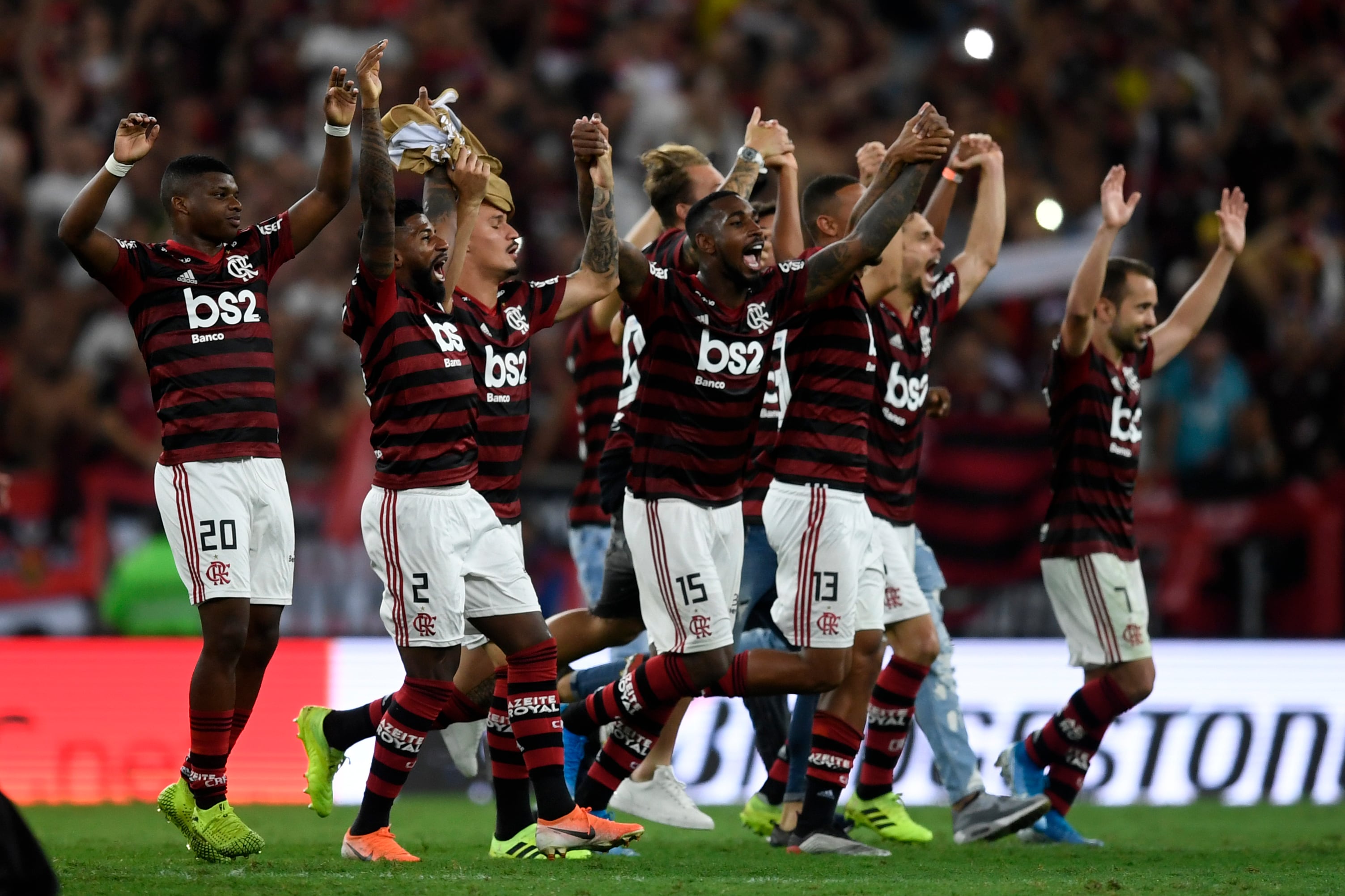 Las estrellas de Flamengo celebran la clasificación ante Gremio.
