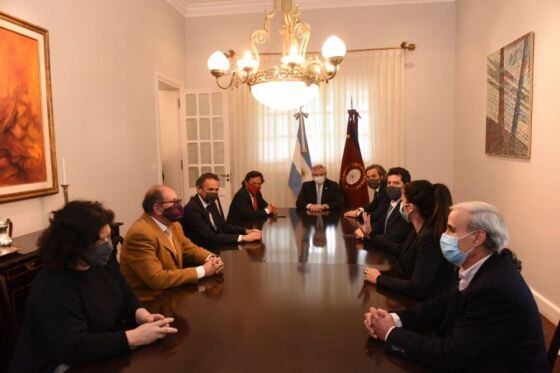 El Presidente junto al gobernador y funcionarios en Finca Las Costas. 