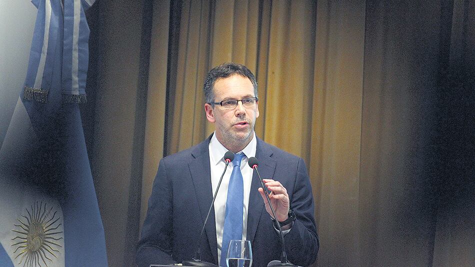 Guido Sandleris, titular del Banco Central, subió las tasas para frenar la fuga.