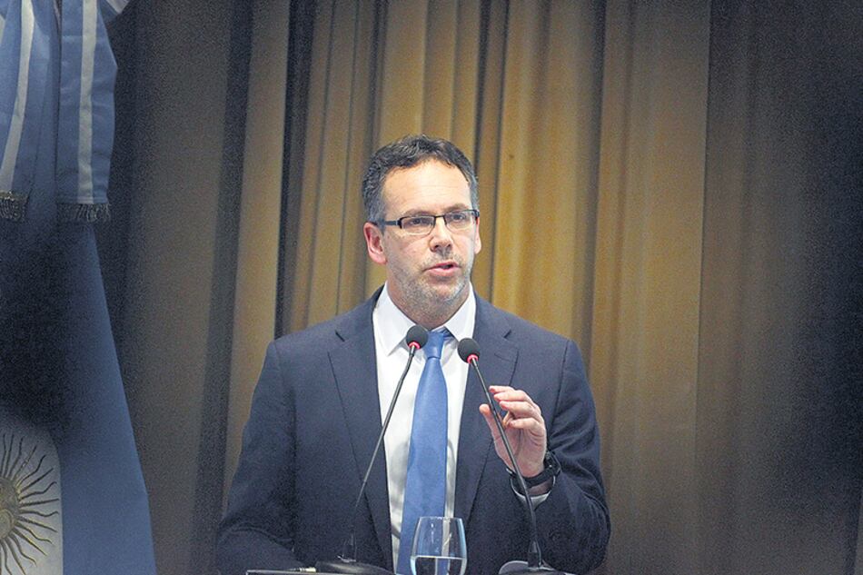 Guido Sandleris, titular del Banco Central, subió las tasas para frenar la fuga.