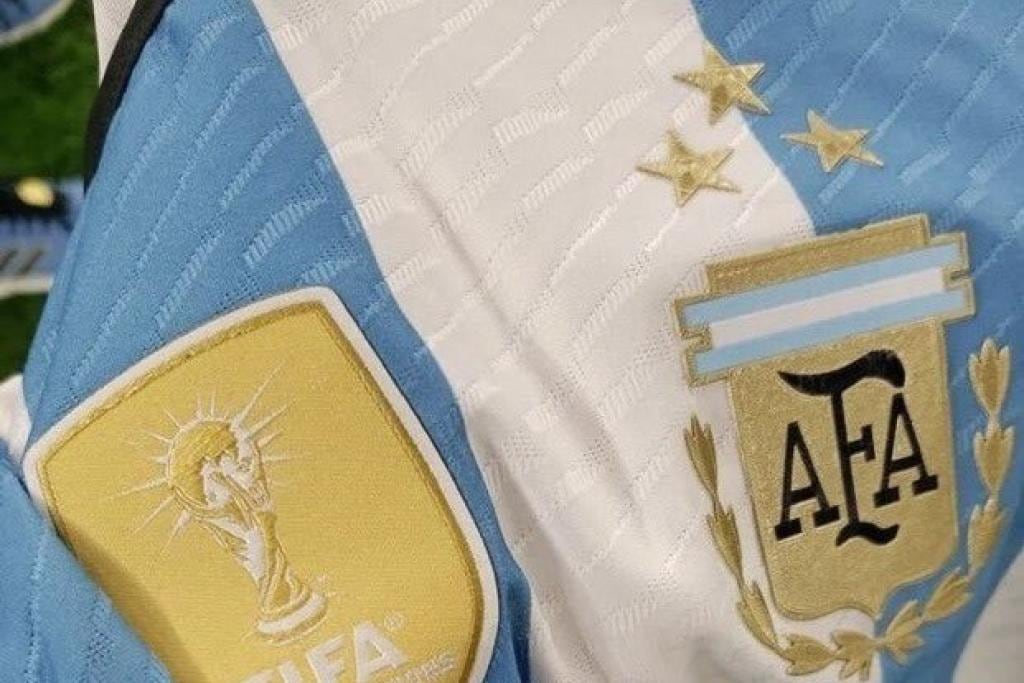 Adidas lanzará la nueva indumentaria de la selección argentina con tres estrellas.  
