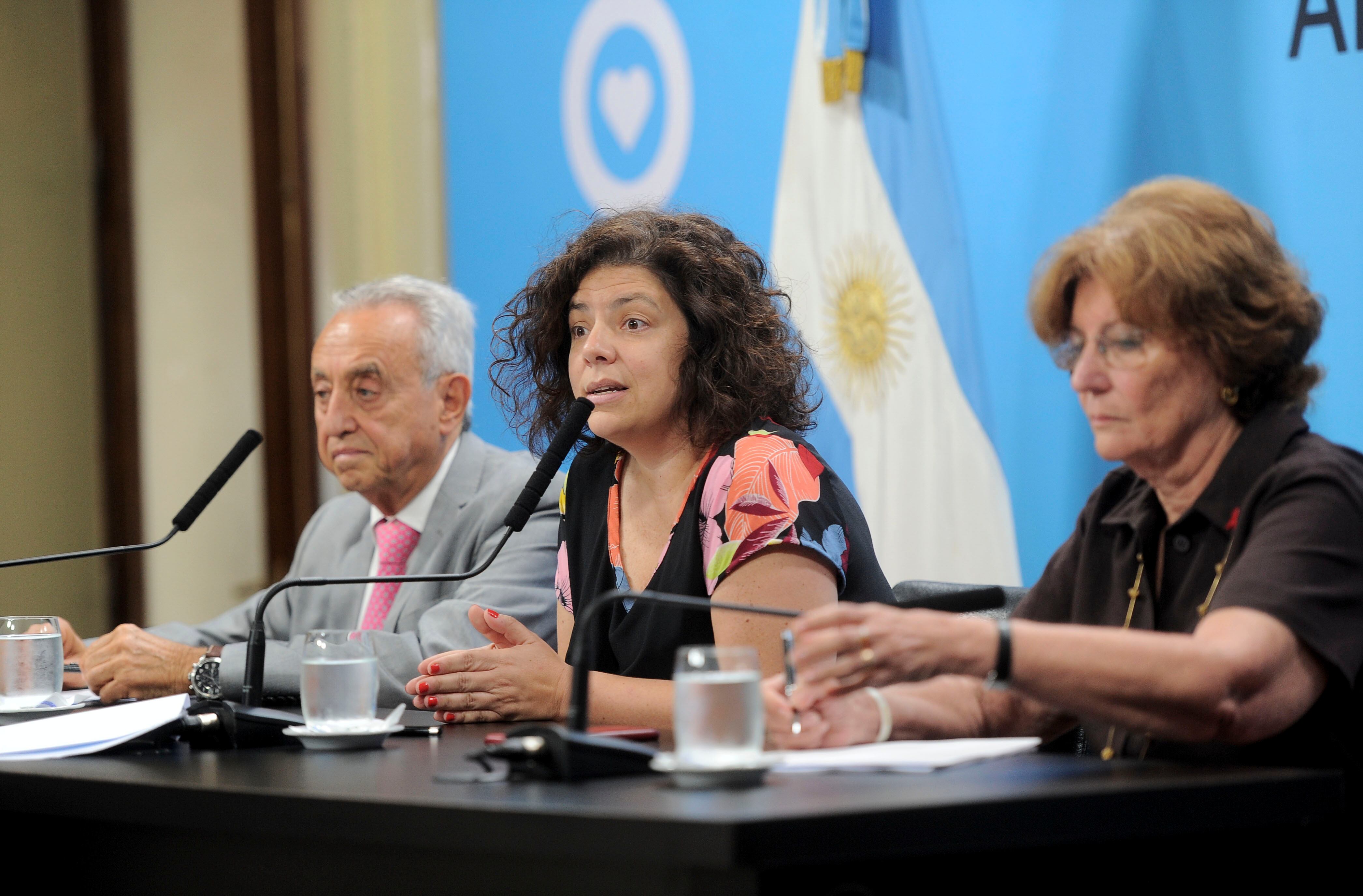 Carla Vizzotti, secretaria de Acceso a la Salud de Nación, junto al infectólogo Pedro Cahn y la embajadora de la OMS Mirta Roses.