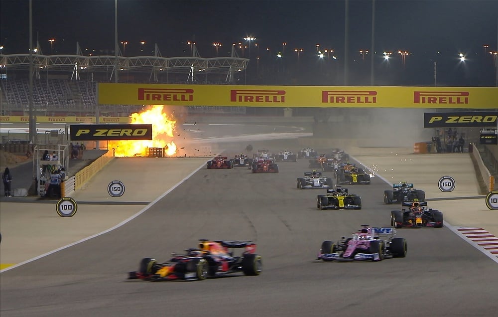 El auto de Romain Grosjean, envuelto en una bola de fuego.