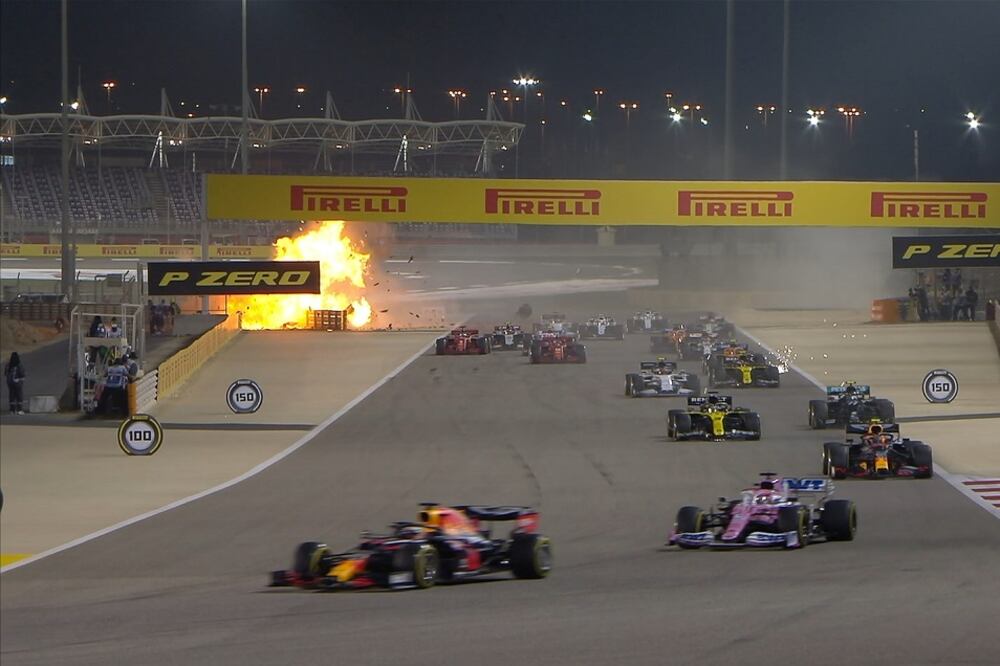 El auto de Romain Grosjean, envuelto en una bola de fuego.