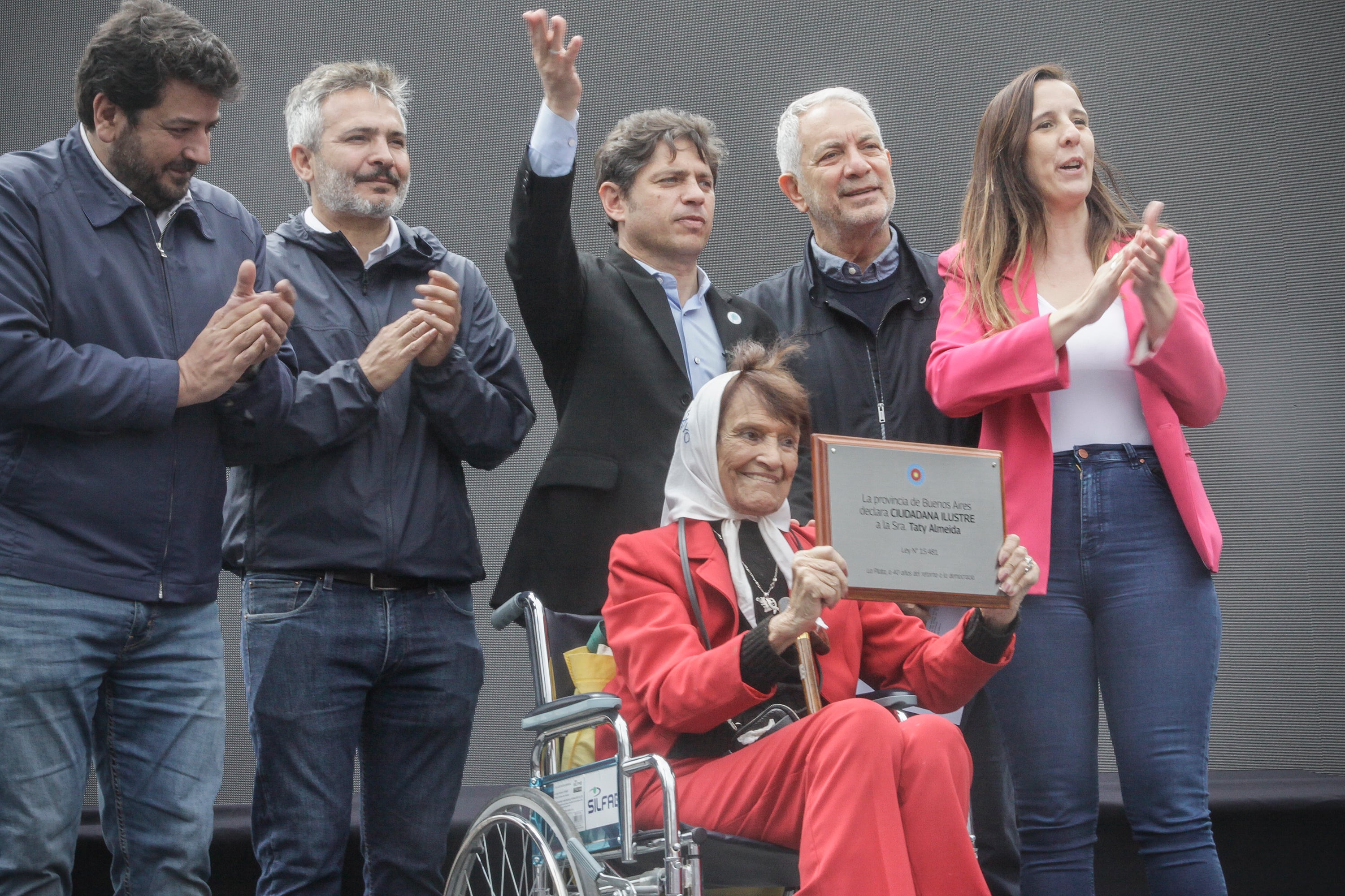 Taty Almeida aconpañada por Mena, Moreno, Kicillof, Alak y la diputada Iañez.