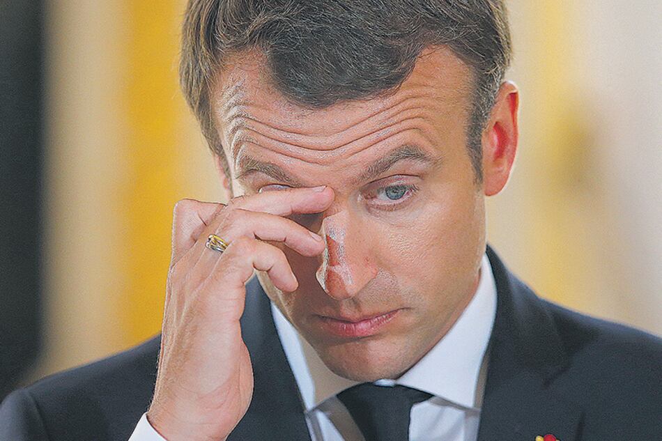 Rápido derrumbe de la aprobación del presidente francés Emmanuel Macron.