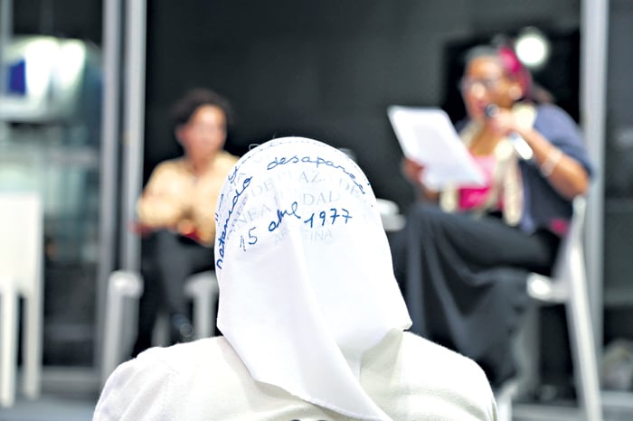 El martes Nora Cortiñas escuchando a Jessica Morales, estudiante y vecina de Araceli Fulles. Hoy habrá un nuevo encuentro de lecturas urgentes.