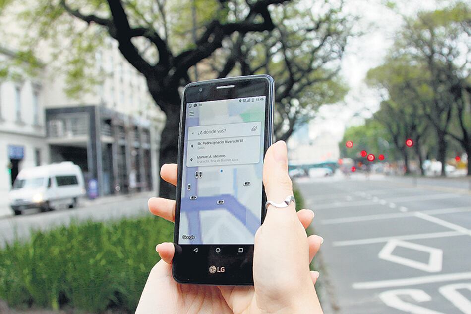 Las aplicaciones en los celulares representan el uso de las nuevas tecnologías en los modos de viajar.