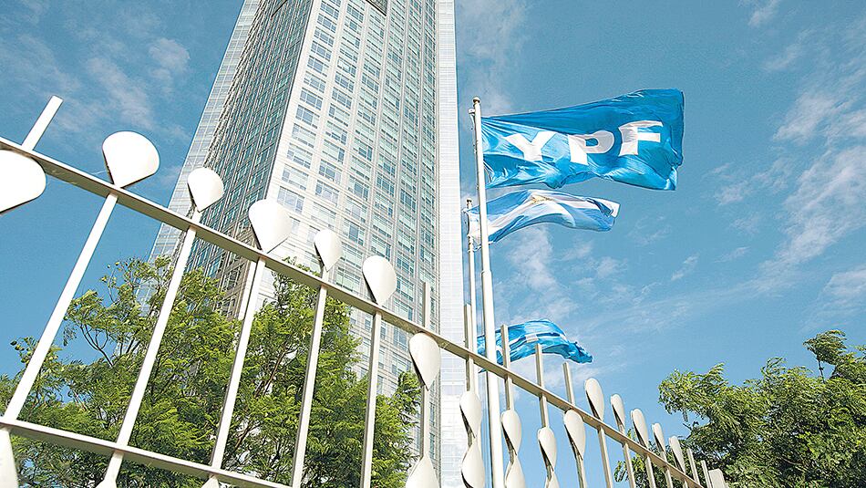 Burford alega que en la estatización de YPF, el Gobierno debió ofertar por el cien por ciento.