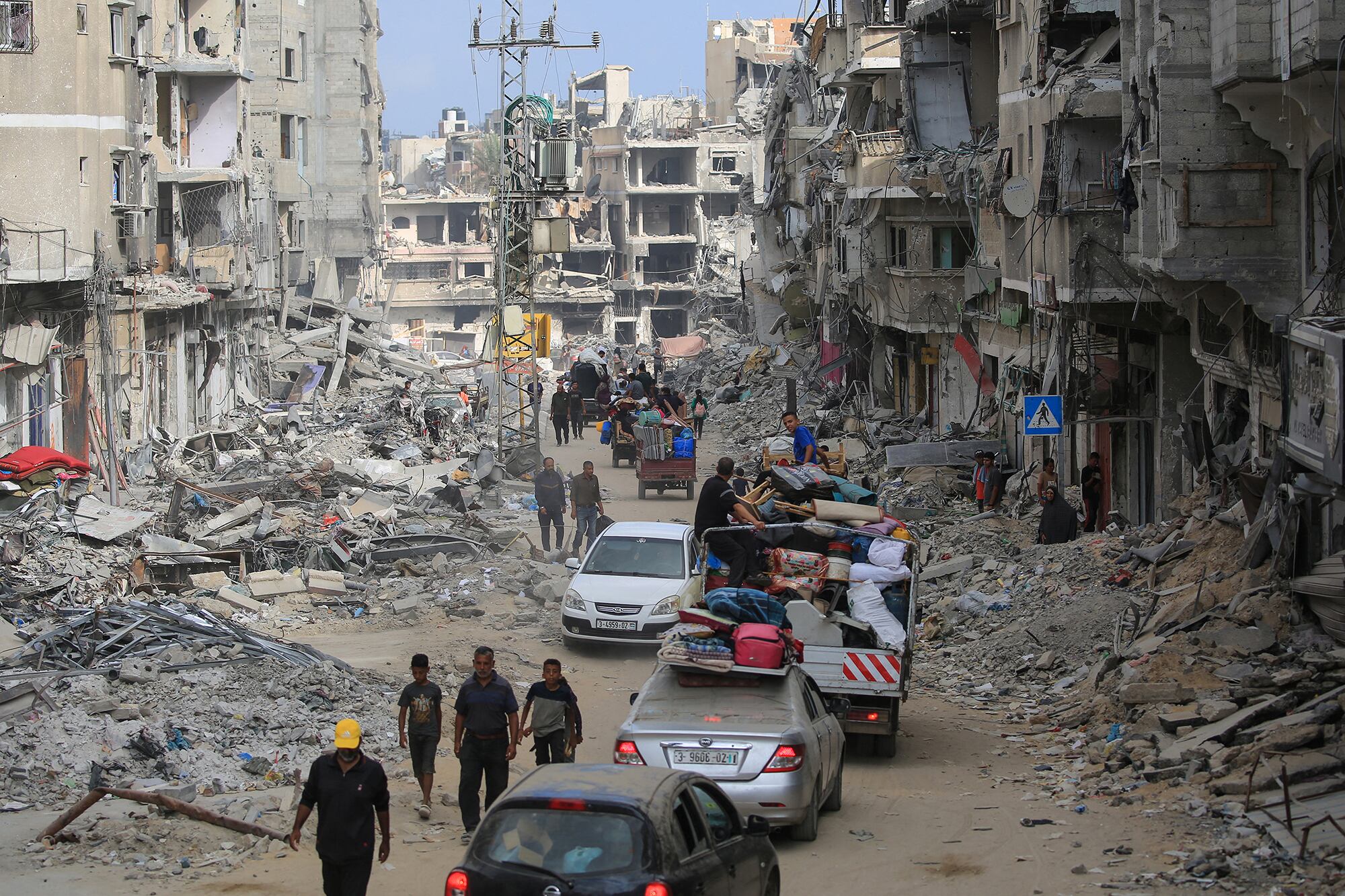 Palestinos desplazados escapanlos bombardeos israelíes en Franja de Gaza.
