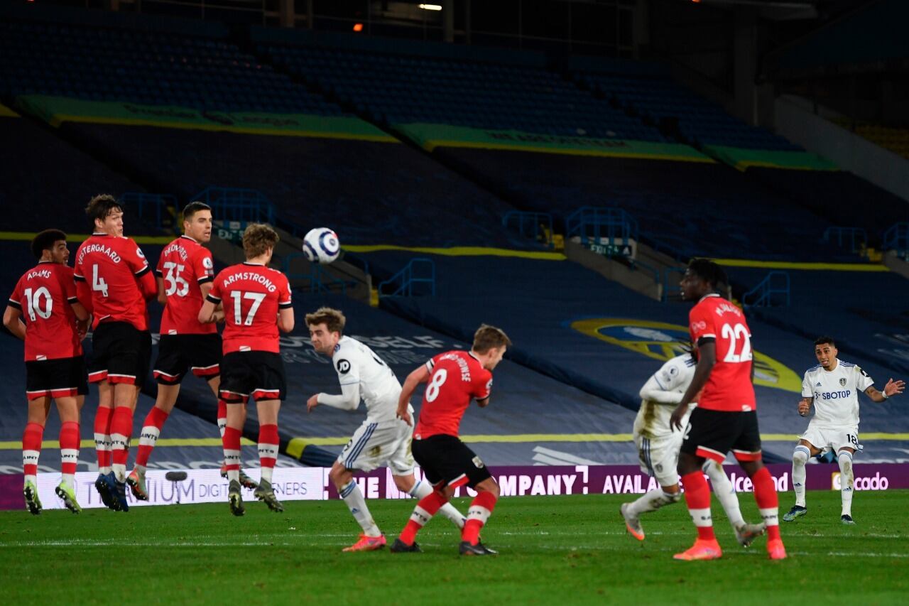Raphinha ejecuta su obra maestra de tiro libre. Será el 3-0 para Leeds.