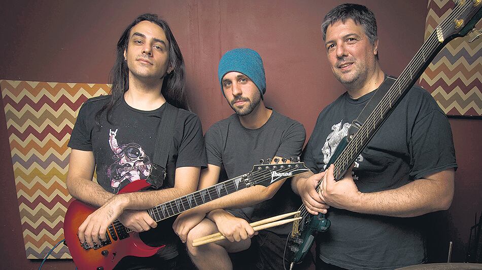 Negri, Chalko y Navarro presentará obras compuestas para guitarra eléctrica, bajo y batería.