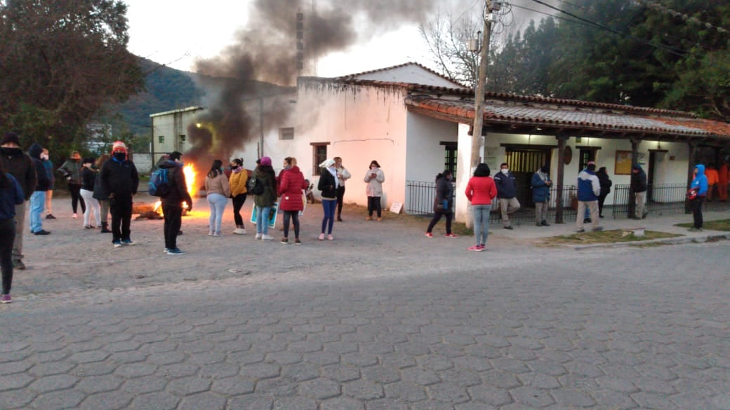 Municipales de La Caldera protestando en la entrada de la intendencia  