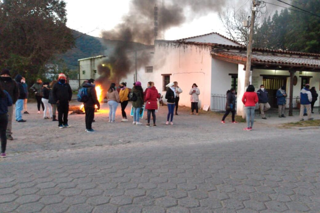 Municipales de La Caldera protestando en la entrada de la intendencia