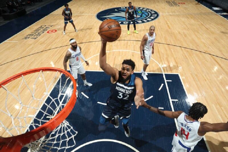 Karl-Anthony Towns regresó a Minnesota tras un mes de inactividad por el coronavirus.