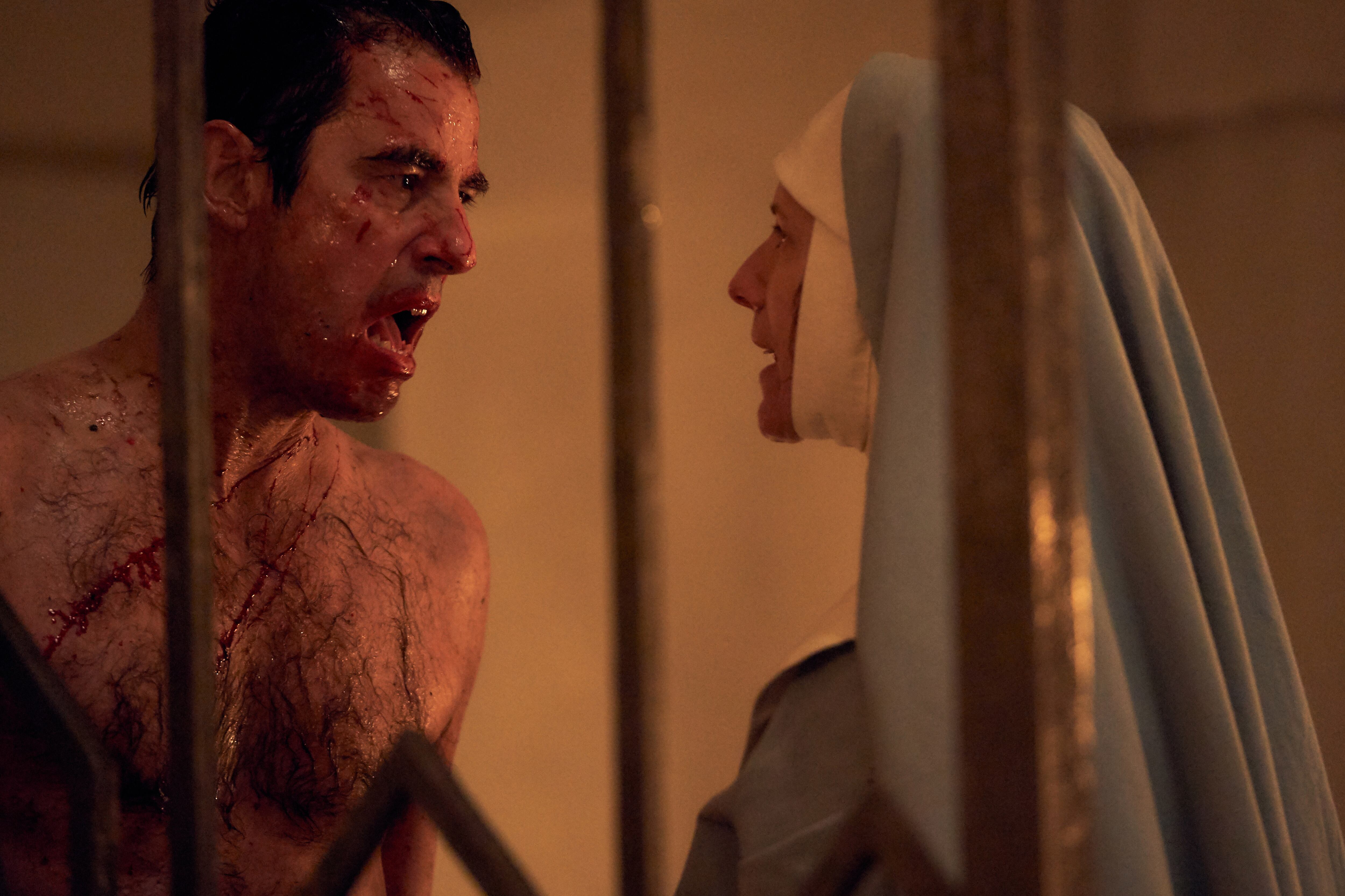 El personaje de la monja y la personalidad del vampiro son dos de las modificaciones de los guionistas.