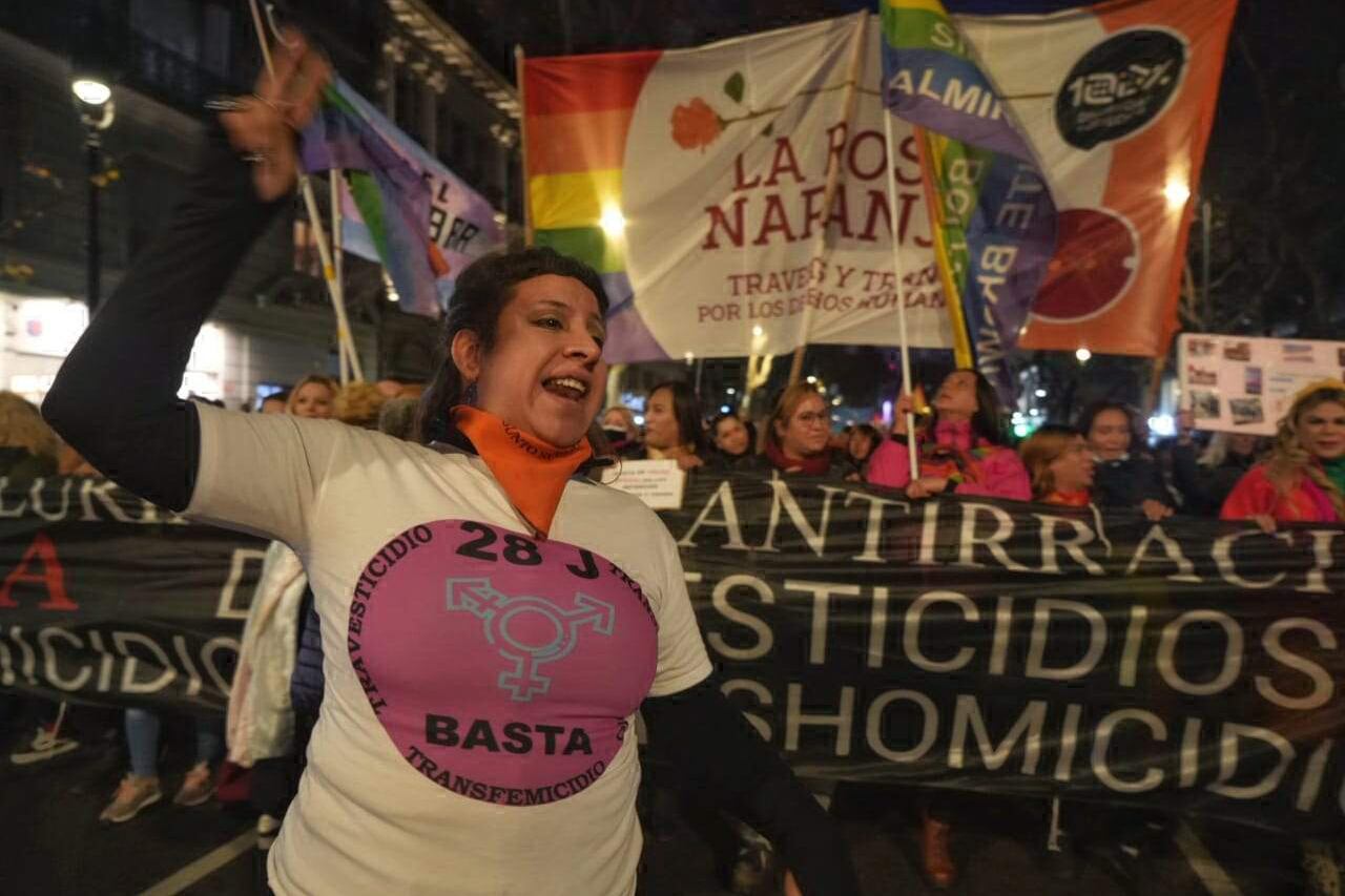 "Señor, señora, no sea indiferente / Se mata a las travestis en la cara de la gente", coreaban.