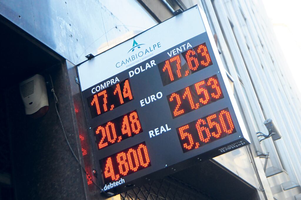 Las operaciones en el mercado cambiario mostraron volatilidad, hasta cerrar en 17,69 pesos.