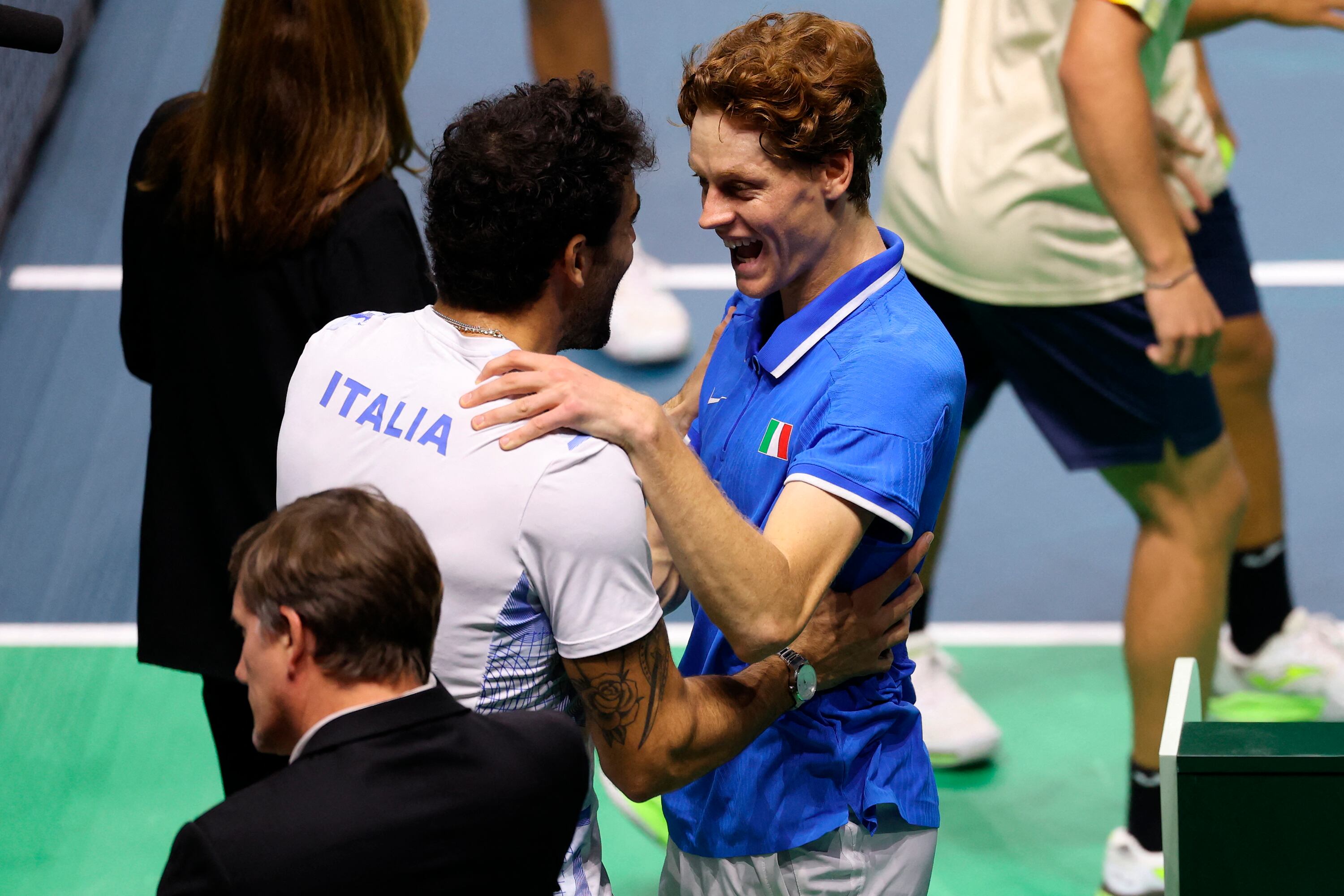 Sinner festeja la clasificación a la final de la Copa Davis.