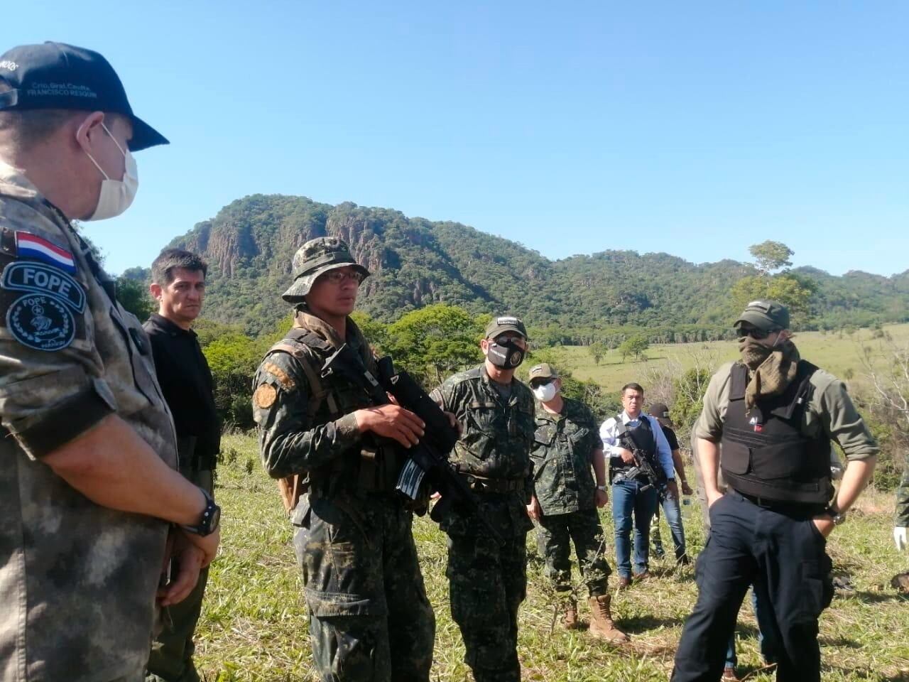 Abdo Benítez (der.) en Concepción, Paraguay, con mientros de la Fuerza de Tarea Conjunta. 