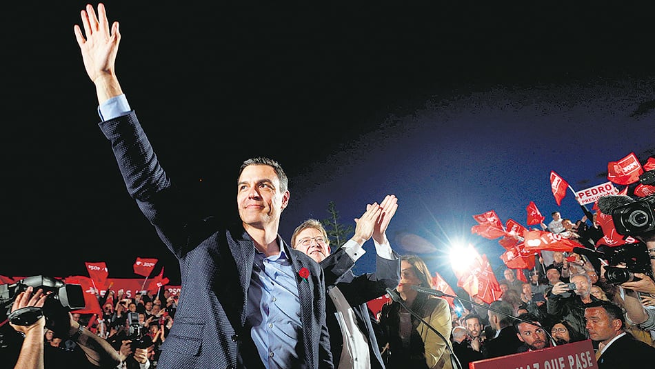 Sánchez saluda a sus seguidores en el cierre de campaña del PSOE en Valencia.