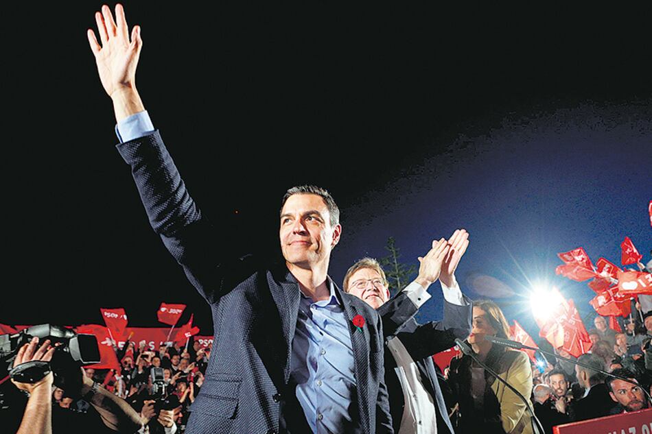 Sánchez saluda a sus seguidores en el cierre de campaña del PSOE en Valencia.