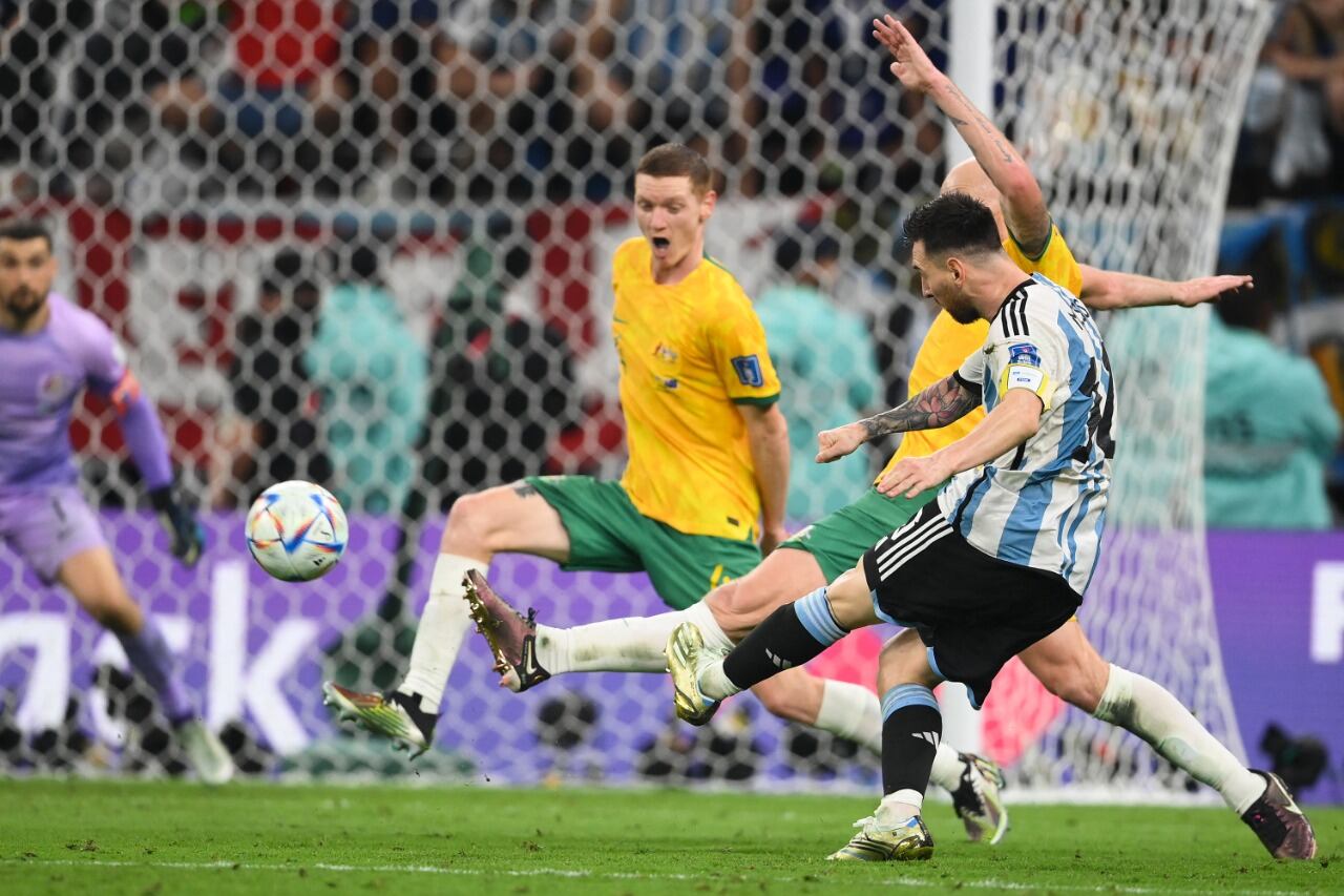 Messi saca el zurdazo para el 1 a 0 ante Australia.