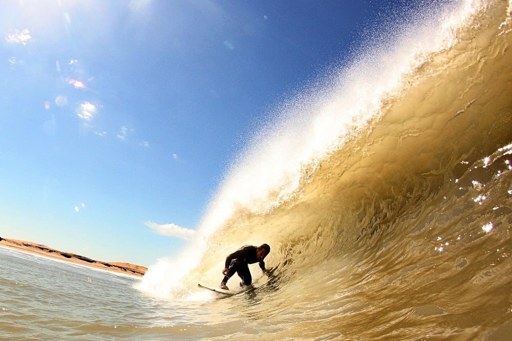 Martín Passeri, en busca de la ola desconocida en la Costa bonaerense.