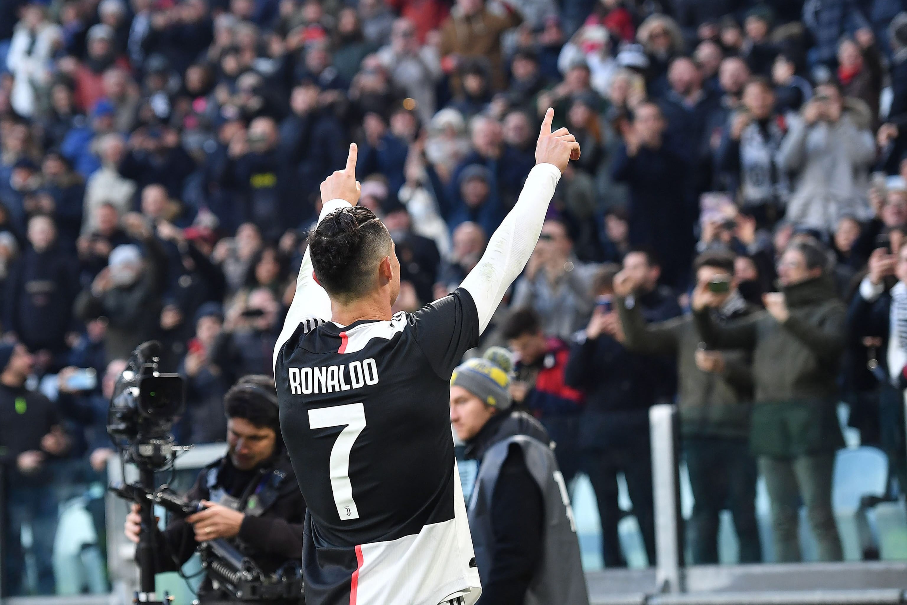 Cristiano Ronaldo festeja su triplete para la Juventus, que batió a Cagliari.