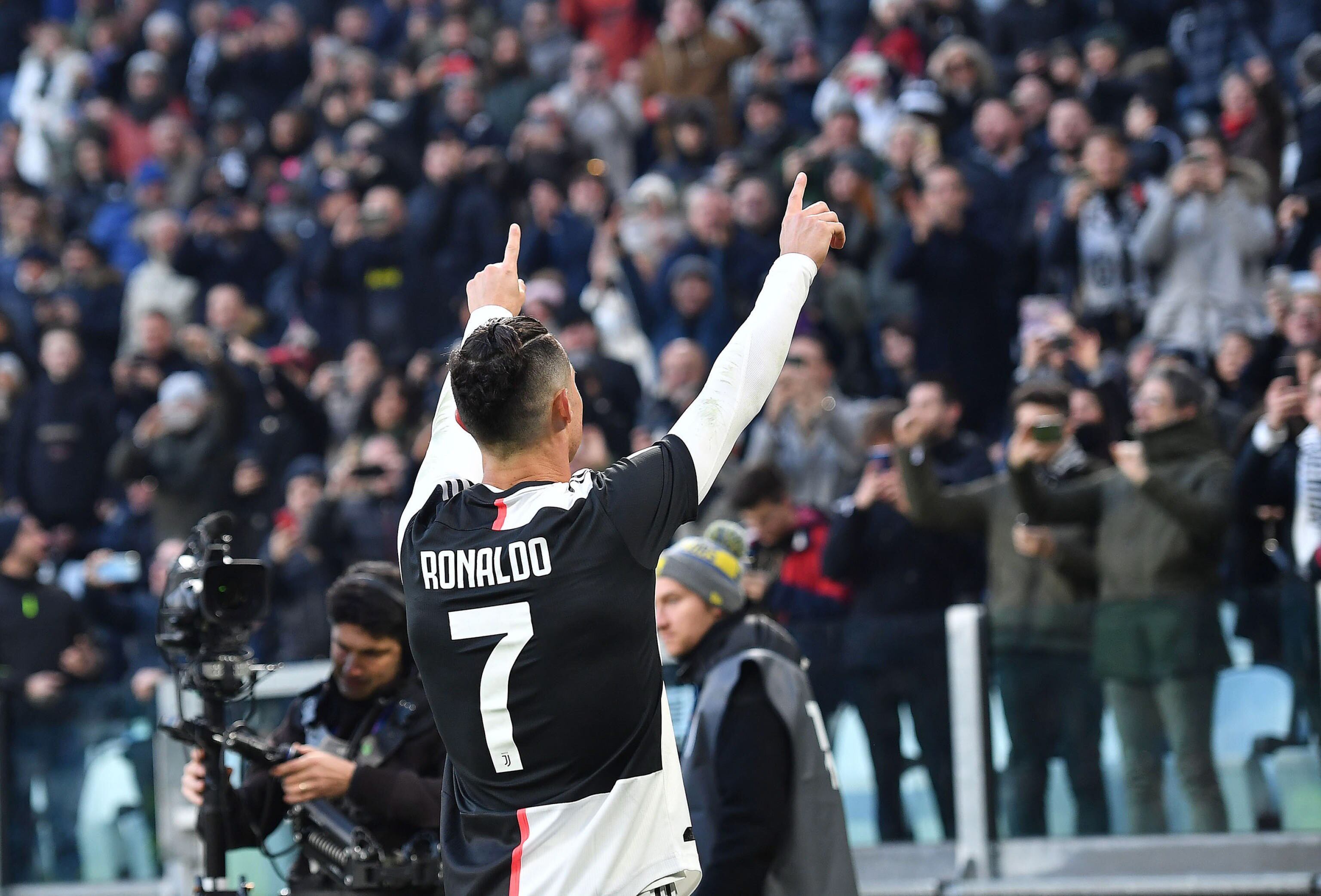 Cristiano Ronaldo festeja su triplete para la Juventus, que batió a Cagliari.