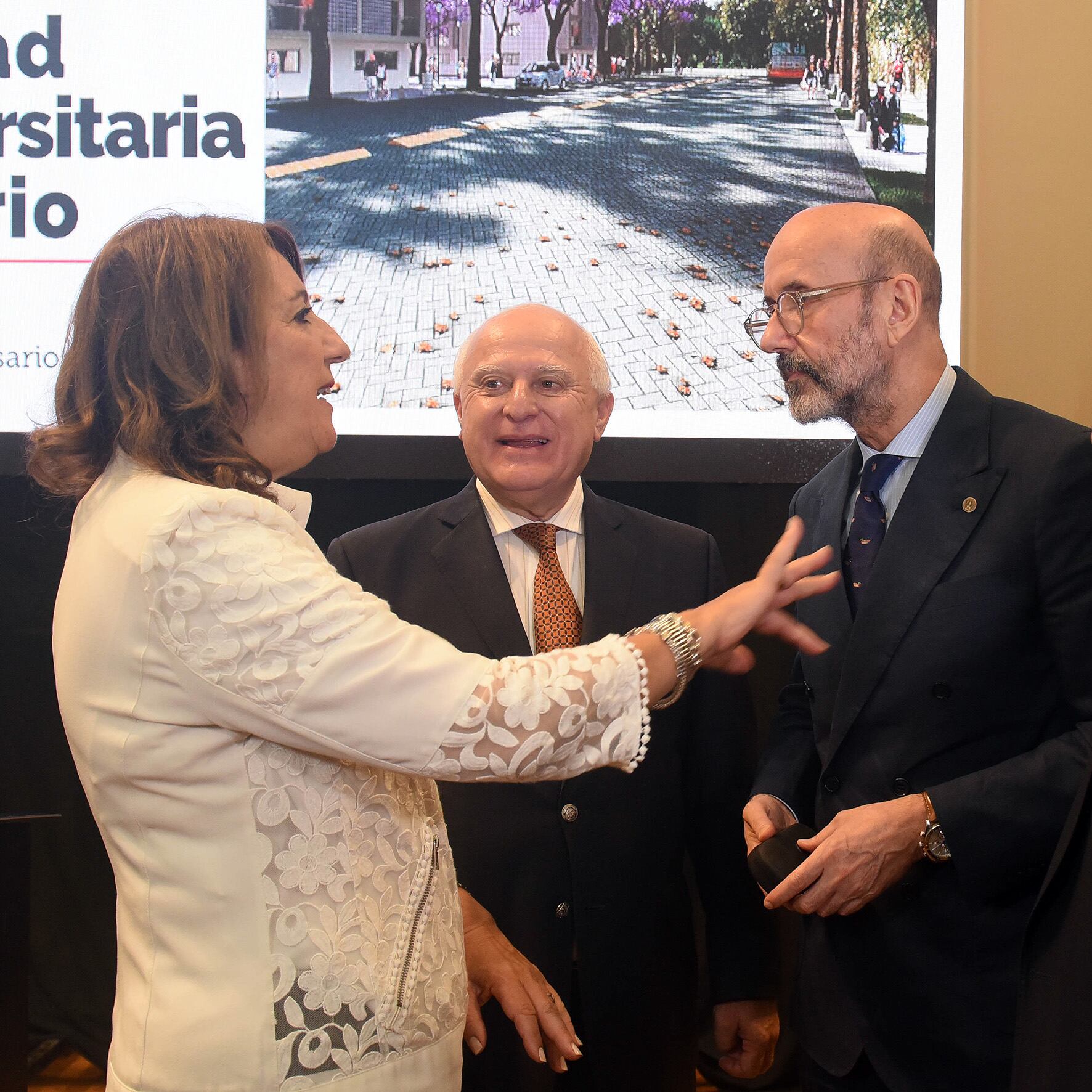 Fein, Lifschitz y el rector Floriani en el acto.