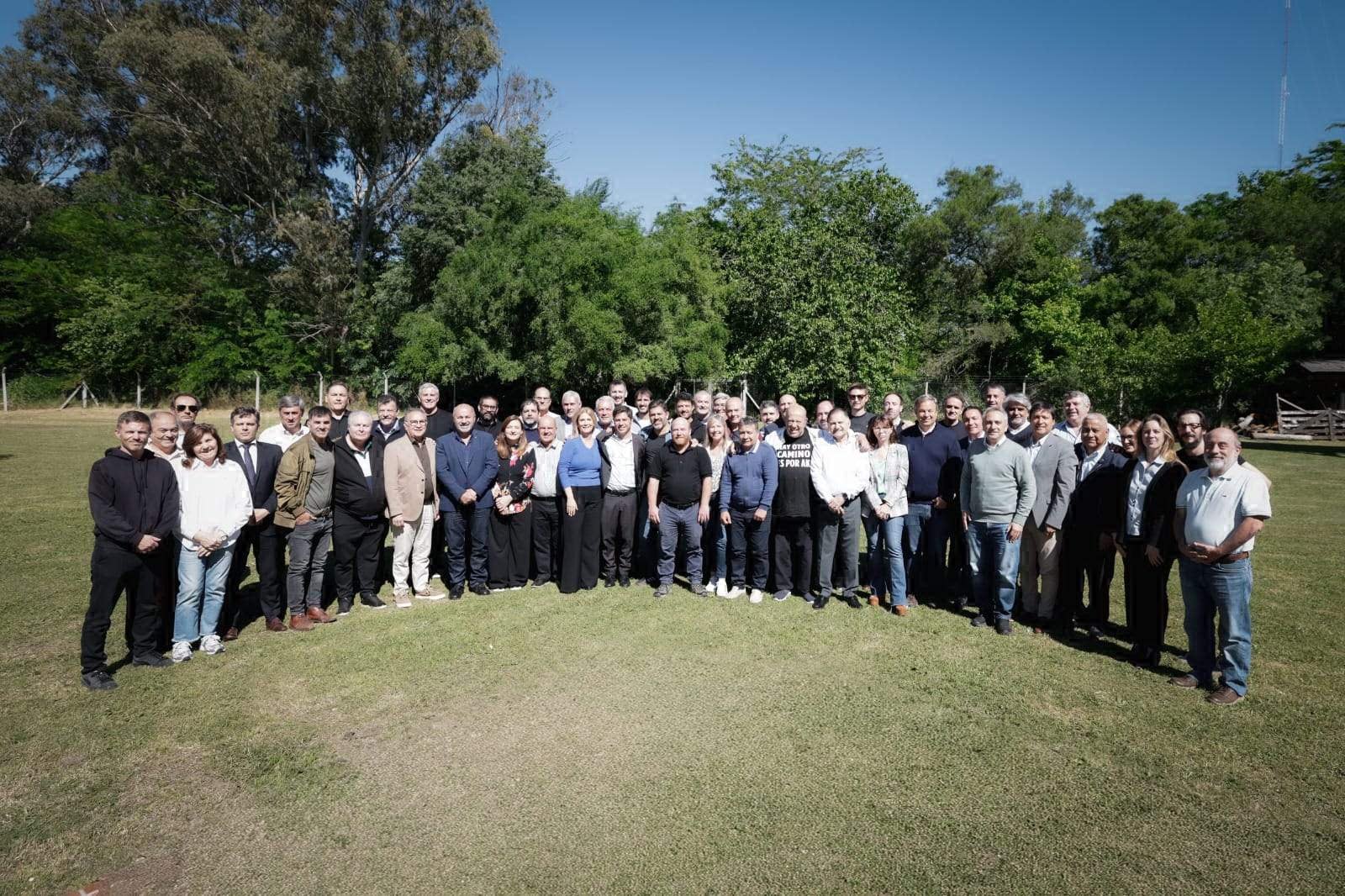 Kicillof junto a funcionarios e intendentes en el Parque Pereyra Iraola.