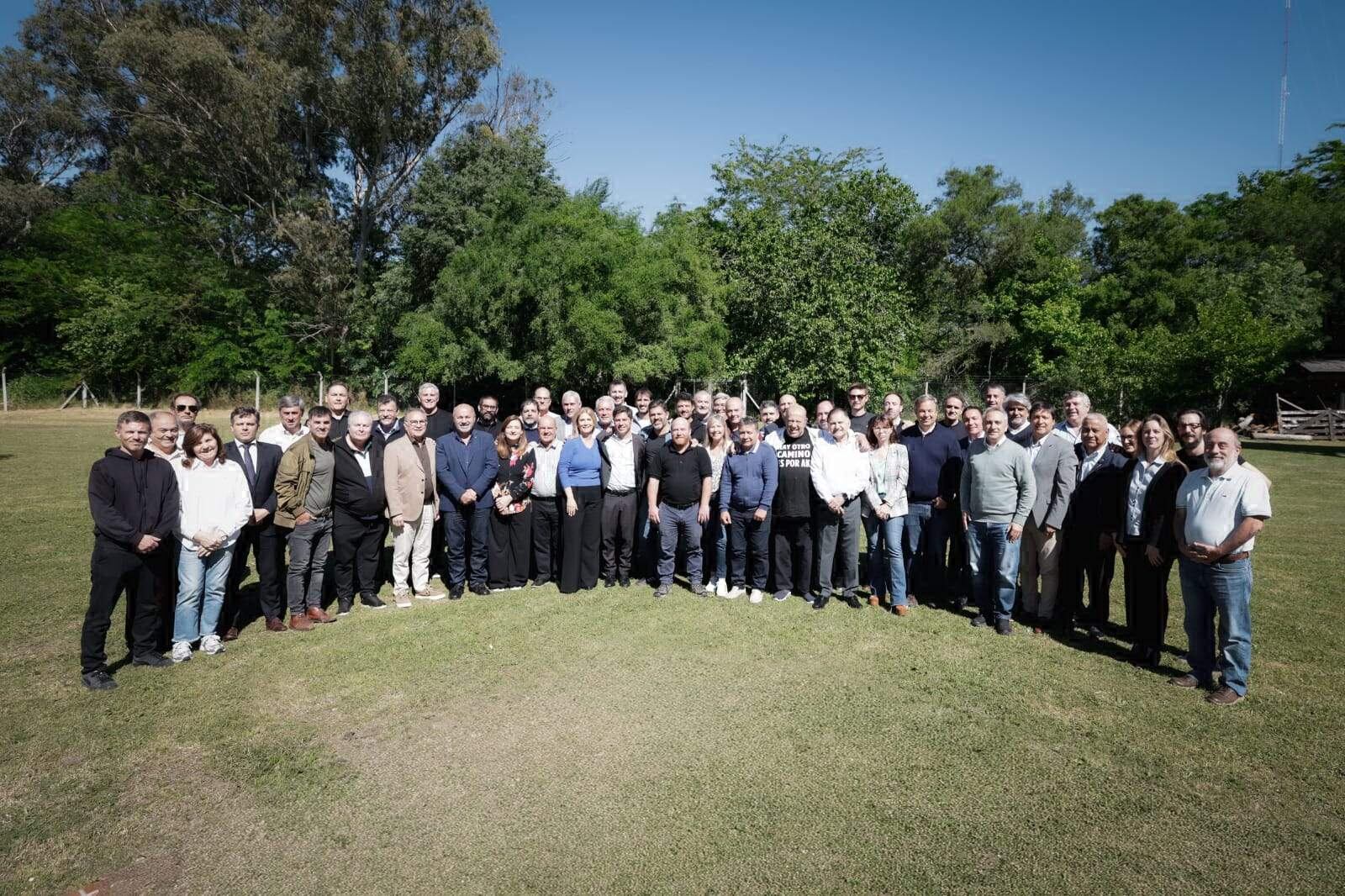 Kicillof junto a funcionarios e intendentes en el Parque Pereyra Iraola.