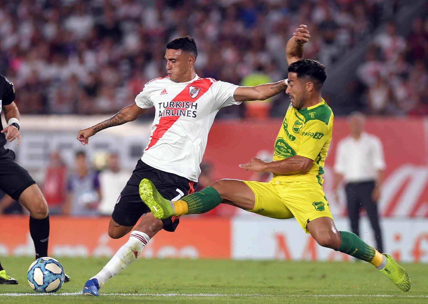 Matías Suárez intenta ante la marca de Nelson Acevedo. El siete no tuvo un buen partido.