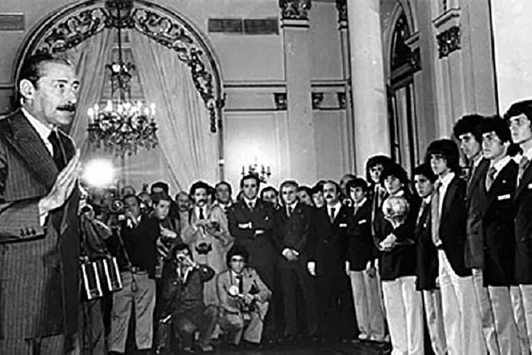 El recibimiento de Videla a los campeones del juvenil del 79.