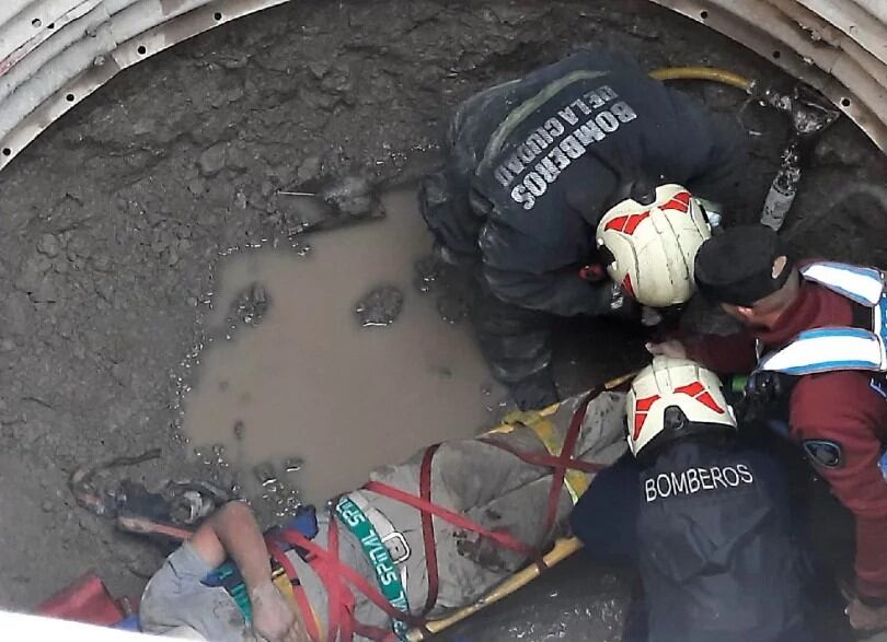 Luego de varias horas el obrero pudo ser rescatado por los Bomberos de la Ciudad de Buenos Aires.