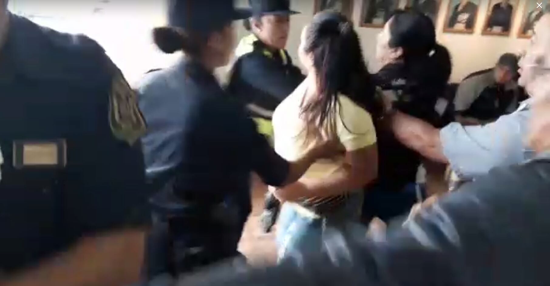 Empujones adentro de la Municipalidad